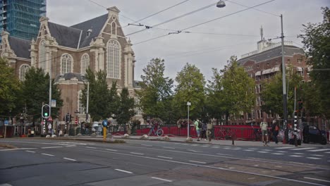 Inclinarse-Hacia-Abajo-Desde-Westerkerk-Hasta-La-Transitada-Carretera-De-Amsterdam,-Países-Bajos