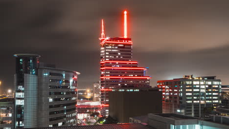 Beleuchtetes-Gebäude-Des-Hotelhimmels-Bei-Nacht-In-Kapstadt,-Südafrika
