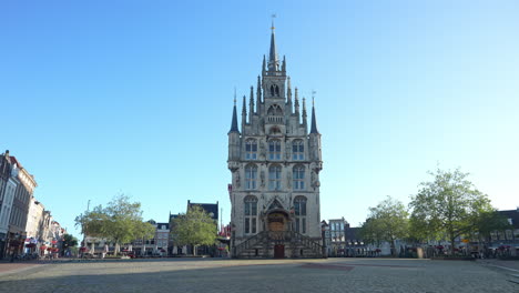 Town-Hall-Of-Gouda,-Popular-Tourist-Destination-In-Netherlands---wide-shot