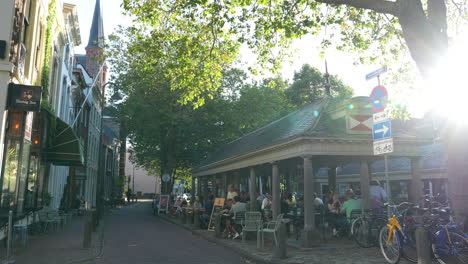 Menschen-Im-Berühmten-Visbank-Café-Und-Restaurant-In-Hoge-Gouwe,-Gouda,-Niederlande