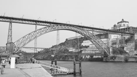 Luis-I-Brücke-über-Den-Fluss-Douro-In-Porto-Mit-Blick-Auf-Das-Kloster-Serra-Do-Pilar