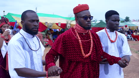 Benin-Stammesälteste-Und--Führer-Führen-Eine-Parade-Auf-Einem-Jugendfestival-In-Kubwa,-Nigeria-–-Zeitlupe