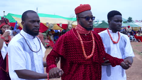 Ancianos-Y-Líderes-Tribales-De-Benin-Liderando-Un-Desfile-En-Un-Festival-Juvenil-En-Kubwa,-Nigeria---Cámara-Lenta