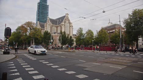 Weitblick-Auf-Taxi-Und-Radfahrer-Auf-Ruhiger-Straße-In-Amsterdam,-Niederlande