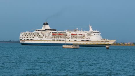 El-Barco-De-Pasajeros-Aegean-Paradise-Navegando-Bajo-La-Bandera-De-Panamá.