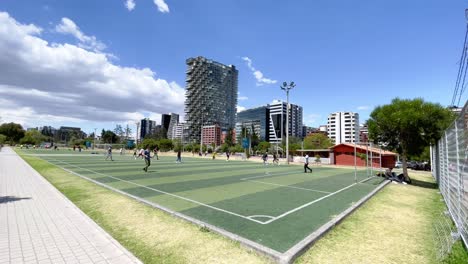 Jóvenes-Jugando-Al-Fútbol-Para-Hacer-Deportes-En-La-Ciudad-De-Quito,-Capital-Del-Ecuador.