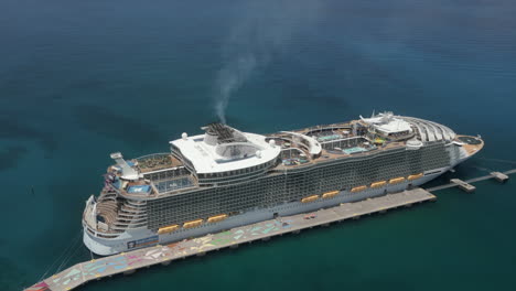 Crucero-Royal-Caribbean-Amarrado-En-El-Muelle-De-Bahamas-Cay,-Vista-Aérea