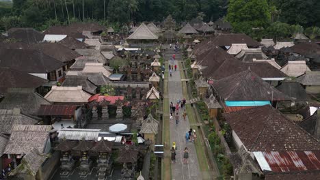 Niedrige-Luftaufnahmen-Fliegen-Die-Hauptstraße-Hinauf-Zum-Tempel-Im-Dorf-Bali,-Penglipuran