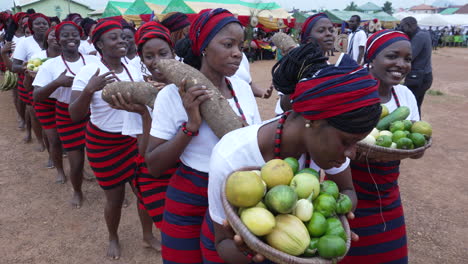 Festival-De-Bailarines-De-La-Tribu-Tiv-Mostrando-Productos-Agrícolas