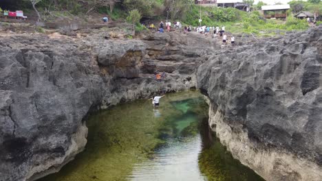 Angel&#39;s-Billabong-Tidal-Rock-Pool-Auf-Nusa-Penida-Mit-Touristen-Und-Paaren,-Die-Den-Fotospot-Besichtigen