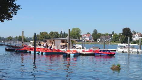 Servicio-De-Alquiler-De-Barcos-En-Kleiner-See,-Lago-Para-Nadar-En-Lindau,-Alemania