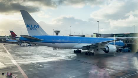 KLM-Flugzeug-Auf-Dem-Boden-Des-Niederländischen-Flughafens-Unter-Bewölktem-Himmel-Nach-Regen