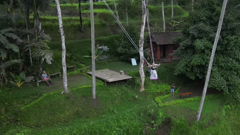 Touristenschaukeln-Auf-Einer-Riesigen-Reisfeldschaukel-Auf-Der-Santana-Terrasse-In-Bali