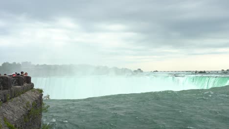 Turistas-Que-Visitan-Las-Cataratas-Del-Niágara,-Destino-De-Viaje-En-Canadá