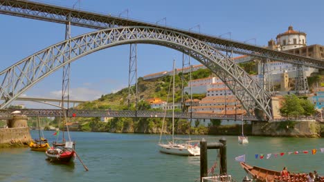 Pan-shot-of-the-Ponte-Pénsil-Dom-Luís-I-in-Porto,-Portugal