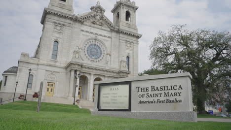 Exterior-of-the-Basilica-of-Saint-Mary-in-Minneapolis,-Minnesota