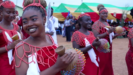 Bailarines-De-La-Tribu-Benin-En-Un-Evento-Cultural-En-Un-Campamento-Juvenil-En-Kubwa,-Nigeria---Cámara-Lenta