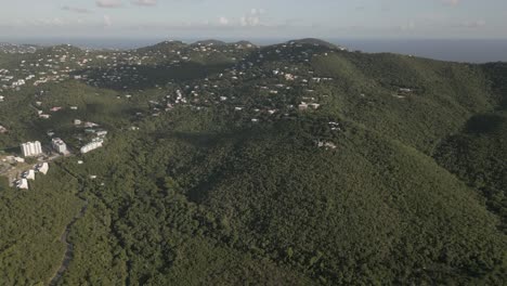 Häuser-Säumen-Die-Dschungelhänge-Der-Insel-St.-Thomas-Im-Karibischen-Meer