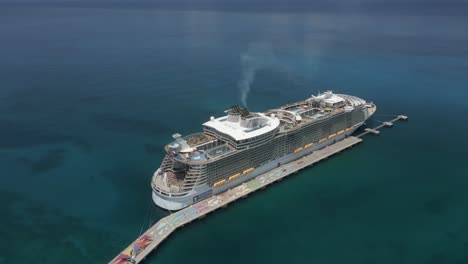 Turismo:-órbitas-Aéreas-De-Un-Gran-Crucero-En-El-Muelle-En-Un-Mar-Azul-Poco-Profundo