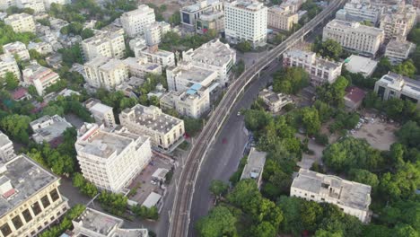 Imágenes-Cinematográficas-Aéreas-De-La-Vía-Del-Metro-De-Hyderabad-En-El-Centro-De-La-Ciudad.