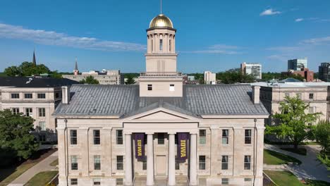 Iowa-Old-Capitol-Building-on-campus-of-University-of-Iowa-in-Iowa-City,-IA