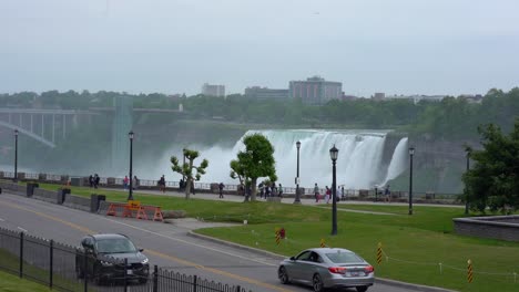 Menschen,-Die-In-Zeitlupe-Vor-Den-Niagarafällen-Laufen,-Grenze-Zwischen-Kanada-Und-Amerika