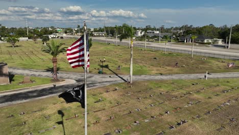 Amerikanische-Flagge-Und-Kriegsgefangenenflagge-An-Einem-Windigen-Tag-Auf-Einem-Nationalfriedhof-In-Ft