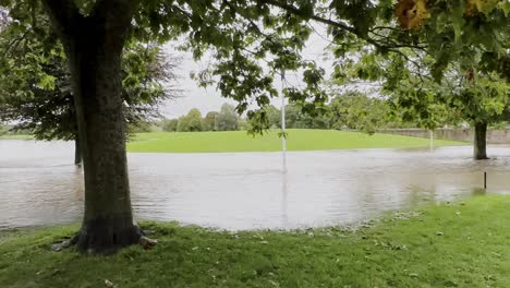 Schwenk,-Der-Den-North-Inch-Park-Zeigt,-Der-Während-Der-Überschwemmungen-In-Perth,-Schottland,-Unter-Wasser-Steht-8