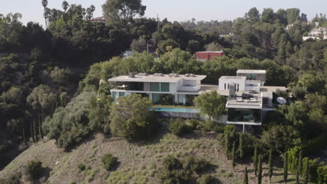 4K-Flug-Um-Ein-Futuristisches-Herrenhaus-In-Beverly-Hills,-Kalifornien