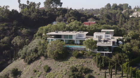 Vuelo-4k-Alrededor-De-Una-Mansión-Futurista-En-Beverly-Hills-California