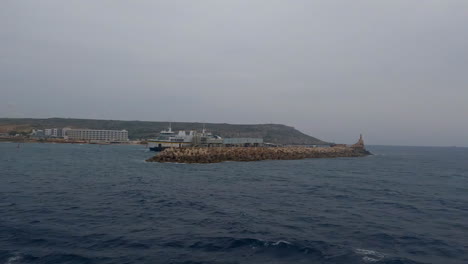 Viaje-En-Barco-Por-Las-Aguas-Costeras-Maltesas-De-La-Bahía-De-Marfa,-Malta