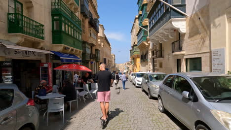 Elektroroller,-Gefahren-Von-Touristen-Durch-Maltesische-Enge-Gassen-Von-Valletta,-Malta