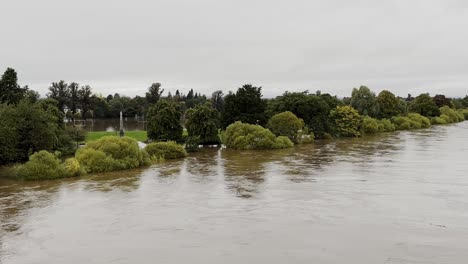 North-Inch-Park-Wird-Bei-Tragischen-Überschwemmungen-Am-Fluss-Tay-In-Perth-Unter-Wasser-Gesetzt