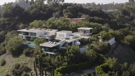 4K-aerial-pull-back-from-futuristic-mansion-in-Beverly-Hills-California