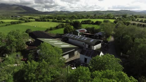 Luftdrohnenaufnahme-Eines-Bauernhofs-Und-Von-Landschaften-In-Irland