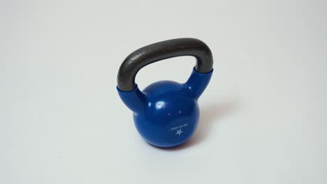 Blaue-Kettlebell,-Freihantel-Workout-Fitnessgeräte-Werkzeug-Vor-Weißem-Hintergrund