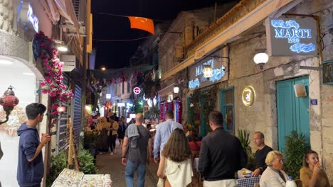 Wunderschöne-Landschaft-Mit-Lebhaften-Straßen-In-Alacati-Während-Der-Sommernächte-In-Der-Türkei