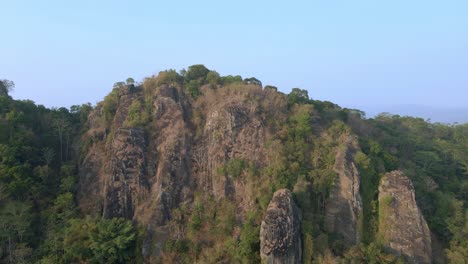 Antigua-Formación-Rocosa-Del-Volcán-En-Indonesia,-Vista-Aérea