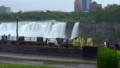 Gruppe-Von-Touristen-Mit-Ponchos-An-Den-Niagarafällen,-Kanadische-Attraktion