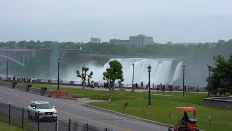 Autos-Und-Menschen,-Die-Vor-Den-Niagarafällen-Vorbeifahren