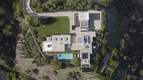 4K-Draufsicht-Auf-Ein-Futuristisches-Herrenhaus-In-Beverly-Hills,-Kalifornien