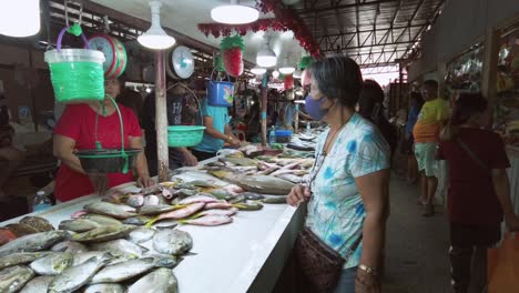 Mujer-Comprando-Pescado-En-El-Mercado-De-Pescado-De-La-Ciudad-De-Surigao,-Comúnmente-Apodado-El-Mercado-Maloliente.