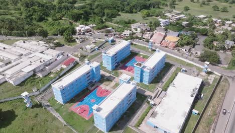 Ein-Ruhiger-Blick-Auf-Das-Najayo-Gefängnis-In-San-Cristobal,-Dominikanische-Republik-–-Orbit