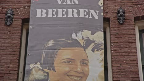 Kippen-Sie-Das-Banner-Einer-Der-ältesten-Schwulenbars-In-Amsterdam,-Niederlande,-Nach-Unten