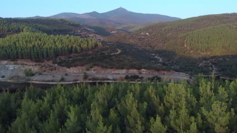 Vídeo-Aéreo-De-Drones-Sobre-El-Pico-De-Un-Lago-De-Montaña-A-Distancia-Fondo-Azul