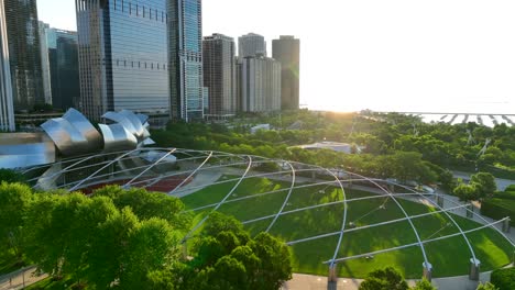 Anfiteatro-Jay-Pritzker-Pavilion-En-Millenium-Park-En-El-Centro-De-Chicago,-Illinois-Durante-La-Hermosa-Hora-Dorada-Del-Amanecer-De-Verano-Sobre-El-Lago-Michigan