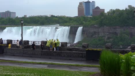 Touristen,-Die-Die-Niagarafälle-Besuchen,-Machen-Ein-Selfie,-Reiseziel