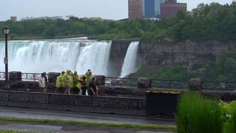 Gruppe-Von-Menschen,-Die-Die-Niagarafälle-Besuchen-Und-Ponchos-Tragen