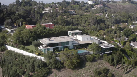4K-Luftaufnahme-Zum-Futuristischen-Herrenhaus-In-Beverly-Hills