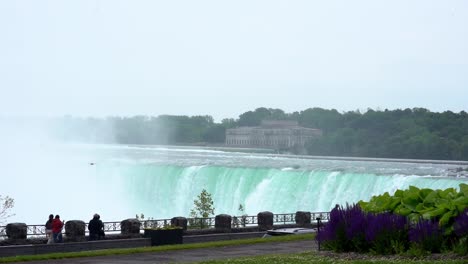 Menschen,-Die-Vor-Den-Niagarafällen-Spazieren,-Reiseziel-In-Kanada